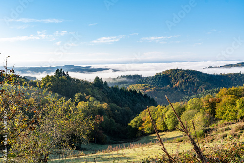superbe panorama sur des montagne en Auvergne avec au fond de la vallée une mer de nuage par une belle journée automnale