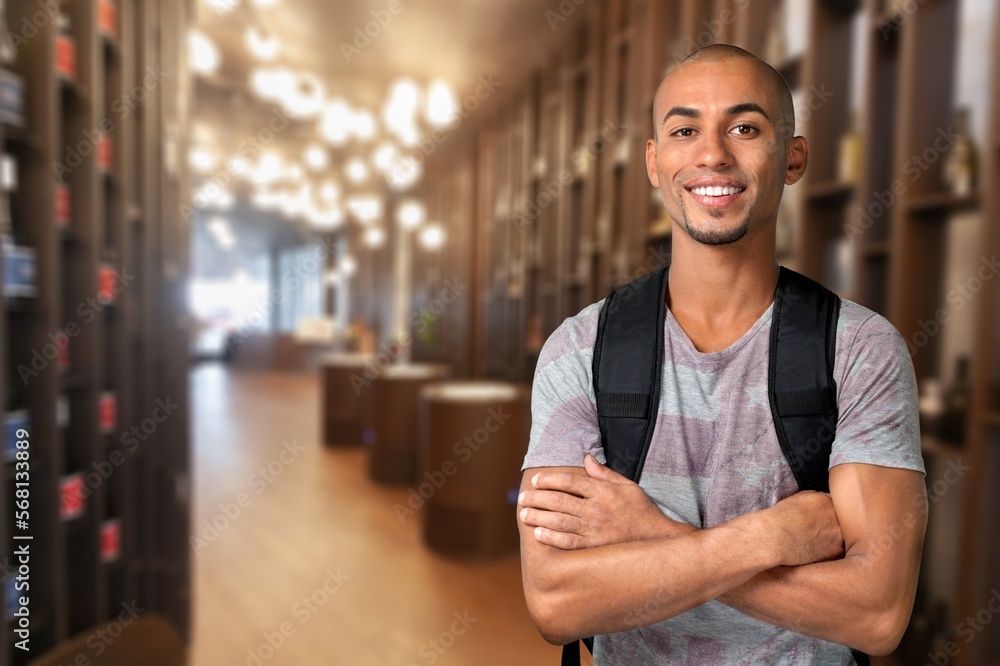 Obraz premium Smiling young man posing with hands crossed