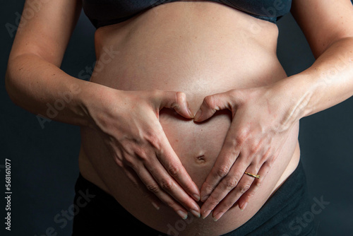 mains sur ventre de femme enceinte