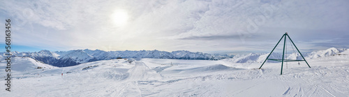 Schönes Winterpanorama im Skigebiet Wildkogel bei Bramberg in Österreich. Mit Blick auf den Grossvenediger. 