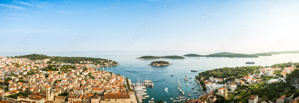 Panorama in Kroatien Insel Hvar. Ausblick auf Meer und Berge. Schönen Küste Landschaft Natur.Wonderful romantic summer afternoon landscape panorama coastline Adriatic sea. 