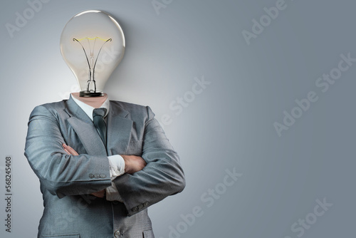 Hombre con brazos cruzados y con una lampara como cabeza 