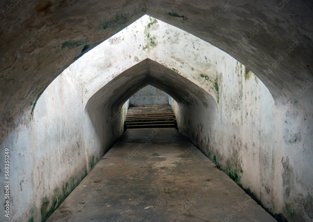Obraz premium Straight tunnel connecting inside Tamansari water castle to underground mosque in Yogyakarta, Indonesia