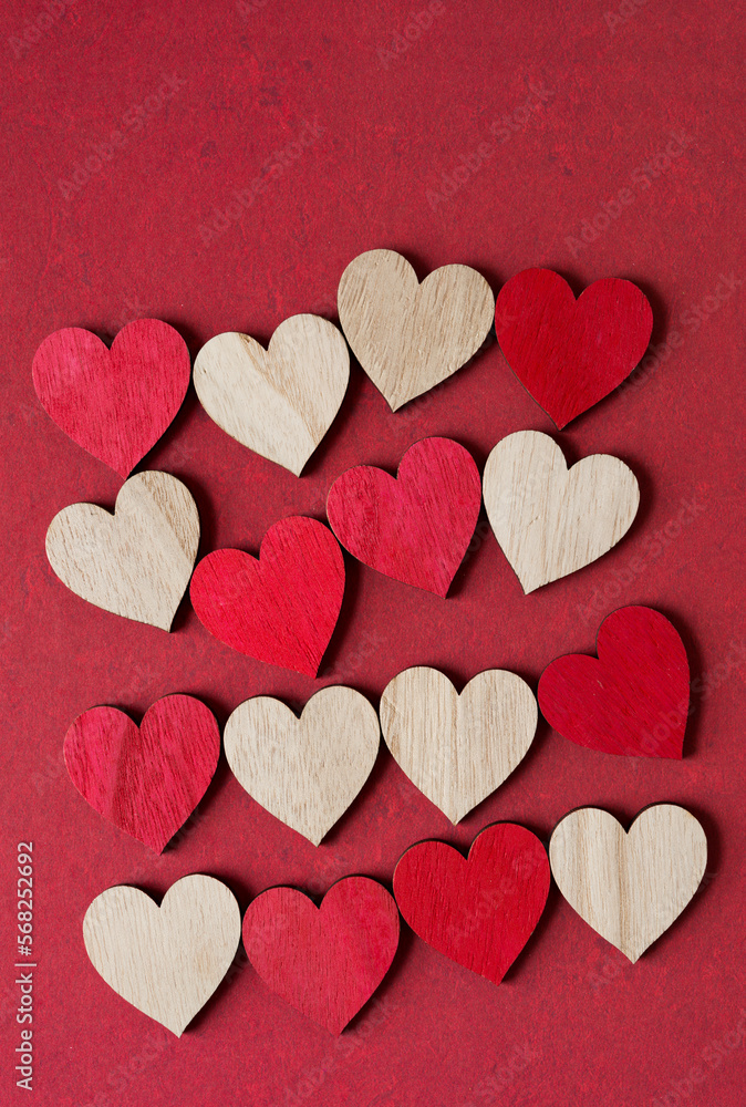 Obraz premium array of wooden heart ornaments on patterned scrapbook paper