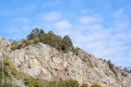 岐阜県川辺町　遠見山の見晴らし岩を下から眺める