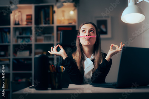 Foto Funny Office Worker Procrastinating Feeling Bored Acting Silly