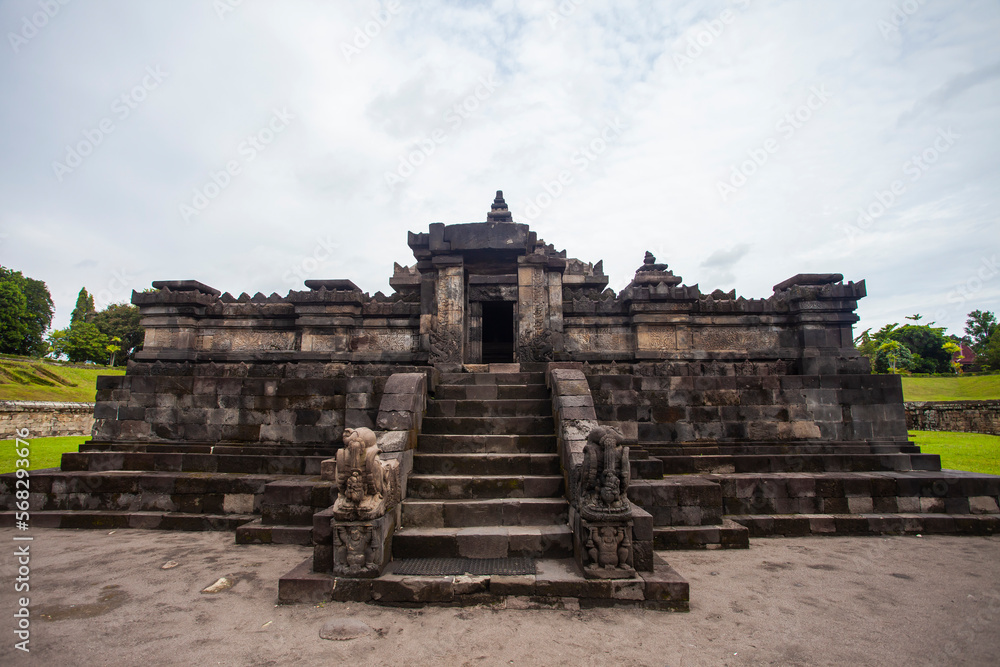 Naklejka premium Sambisari Temple is a Hindu (Shiva) temple located in Purwomartani, Kalasan, Sleman, Yogyakarta. This temple is built in the early decades of the 9th century during the Ancient Mataram Kingdom.