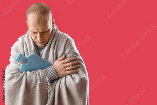 Frozen young man with hot w...