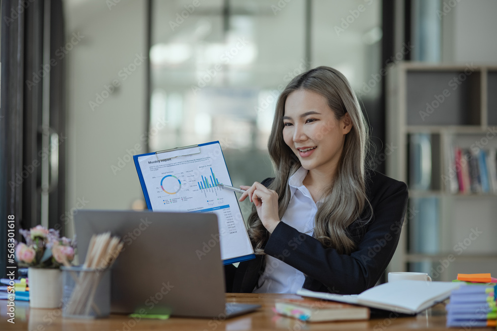 Obraz premium Cheerful asian businesswoman working at table office.