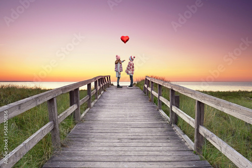 zwei Kinder mit Luftballon am Steg © Jenny Sturm