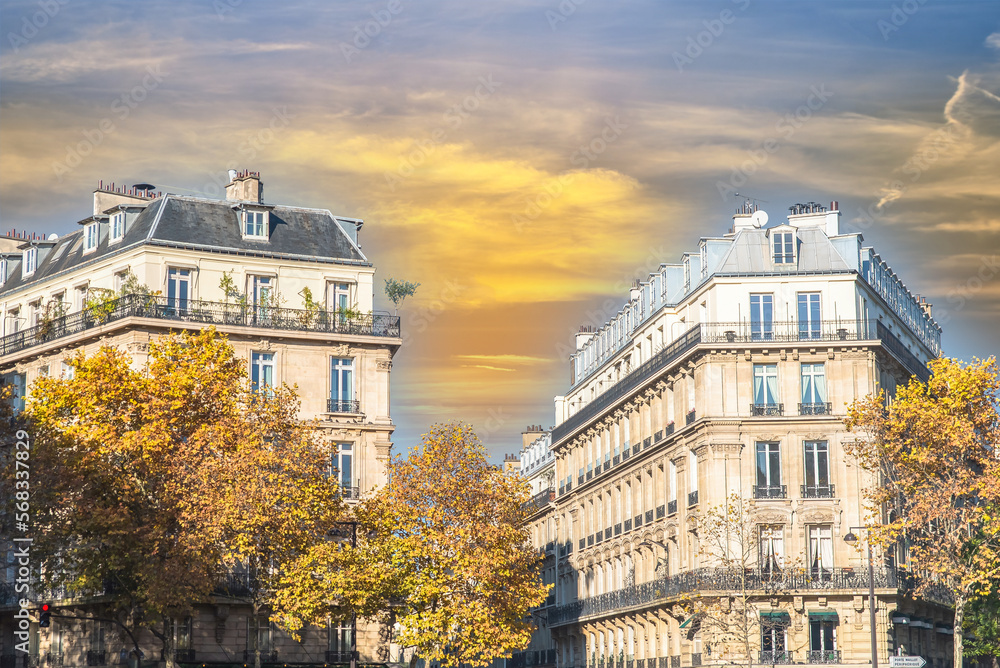Fototapeta premium Paris, beautiful building in a luxury neighborhood in the 17e arrondissement, typical Haussmann facades in autumn 