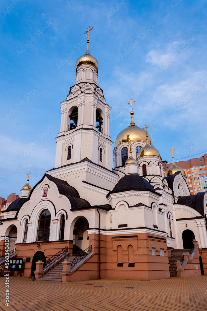 Obraz premium Voronezh, Russia, October 3, 2022: Russian Pro-Orthodox Church, lower church in honor of the Nativity of the Holy glorious prophet, Forerunner and Baptist of the Lord John in the fall