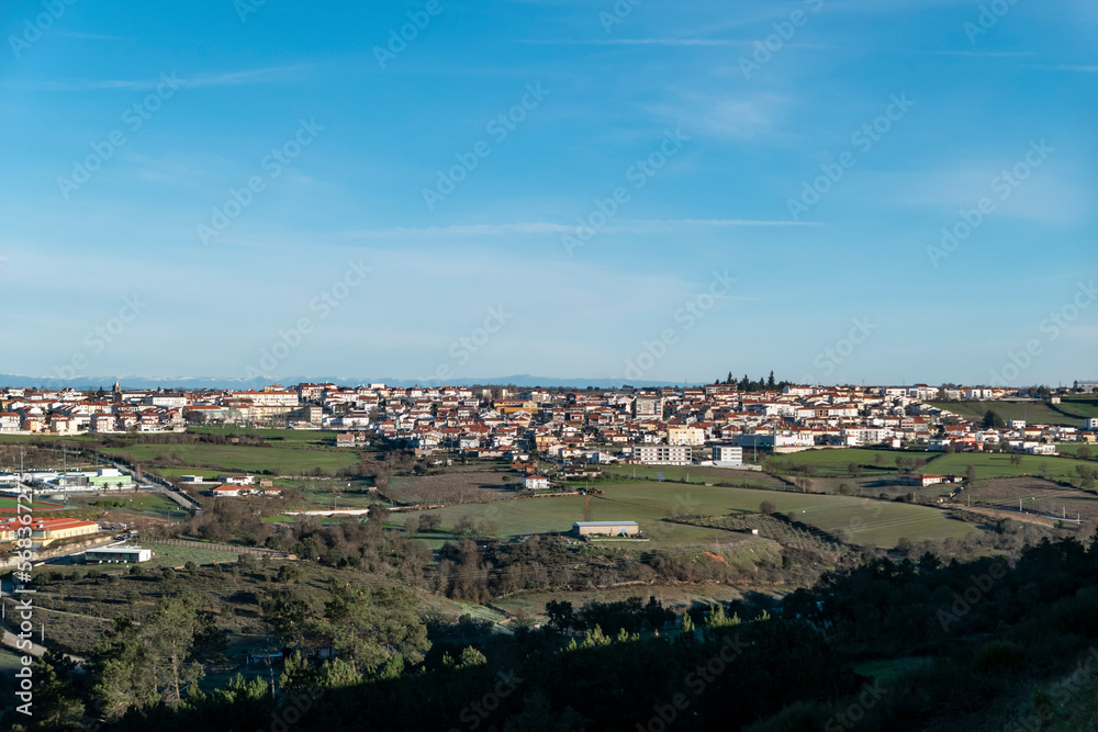 Vista panorâmica sobre parte da vila de Mogadouro em Trás os Montes, Portugal
