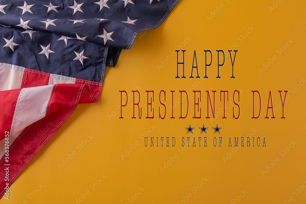 Φωτογραφία Happy presidents day concept with flag of the United States on yellow background