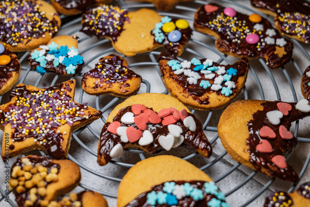 Obraz premium decorating Christmas cookies coming out of the oven. christmas cookie with chocolate. close up of biscuits of different shapes