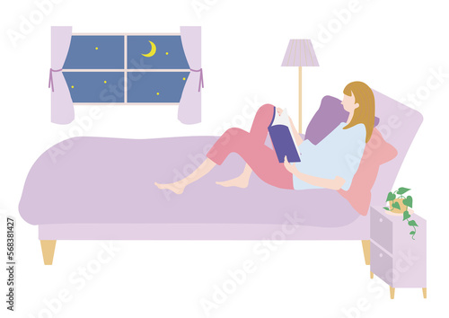 お休み前に読書をする女性