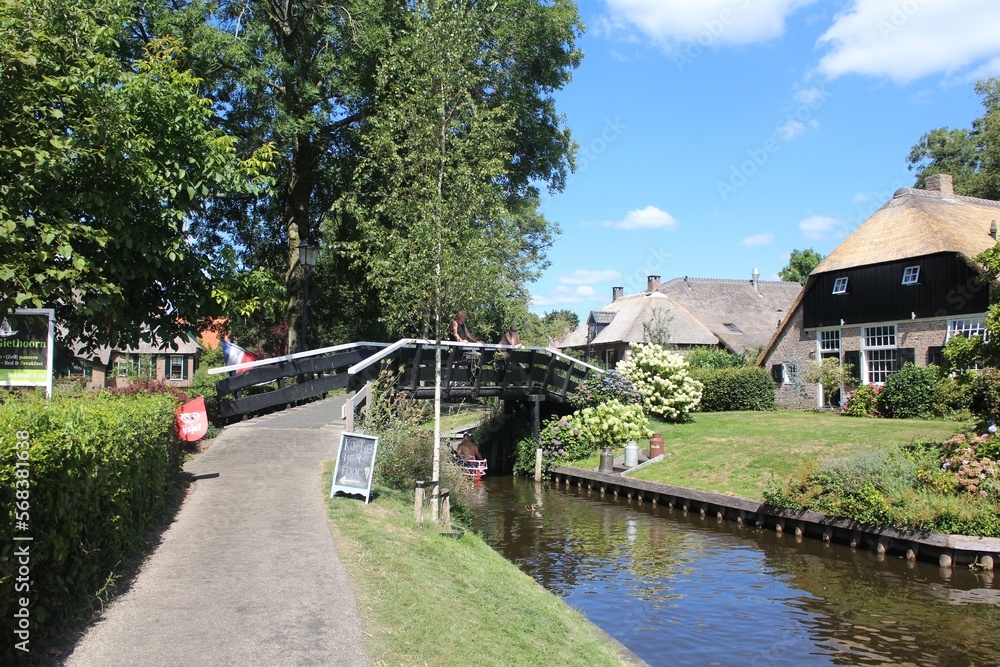 Fototapeta premium Old town and canal in Giethoorn, Netherlands