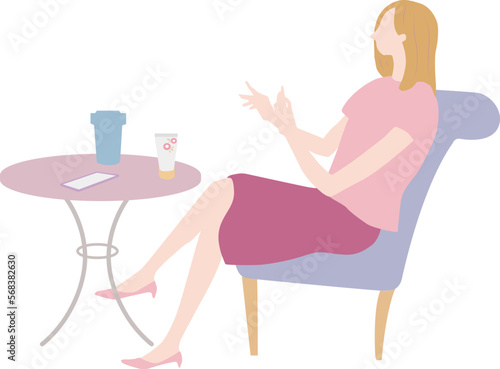 カフェでハンドクリームを塗る女性