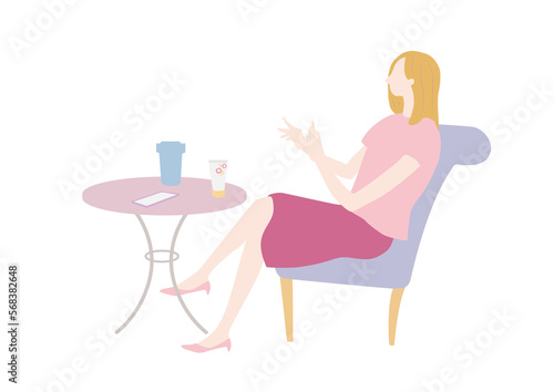 カフェでハンドクリームを塗る女性