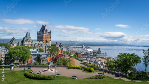 Panorama avec immeubles colorés de Québec, le château Frontenac et le fleuve Saint Laurent depuis la terrasse Saint-Denis en été photo