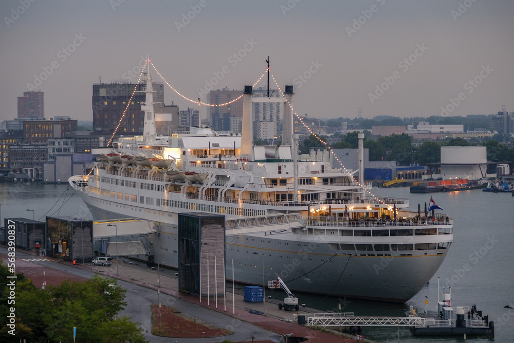 Blick Auf Hotel Kreuzfahrtschiff Holland America HAL SS Rotterdam Vor blick-auf-hotel-kreuzfahrtschiff-holland-america-hal-ss-rotterdam-vor