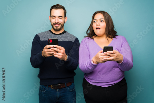 Cuadro en lienzo Surprised girlfriend spying on her boyfriend cheating