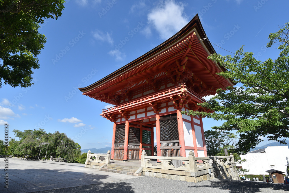 春の清水寺　仁王門　京都市東山区