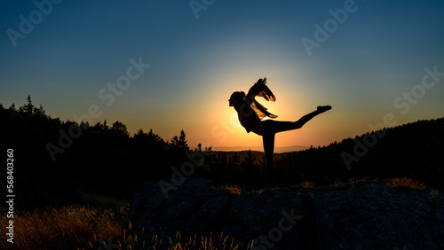 Ombre chinoise d'une pause de Yoga devant un couché de soleil