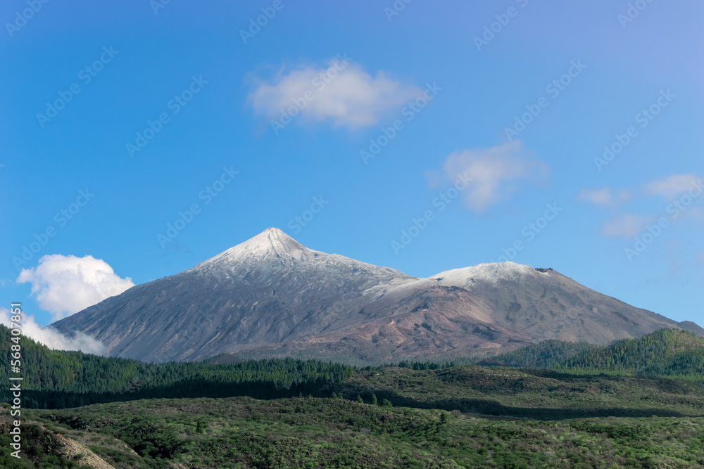 el Impresionante pico más alto de España nevado, el Teide ubicado en las Islas Canarias específicamente en Tenerife