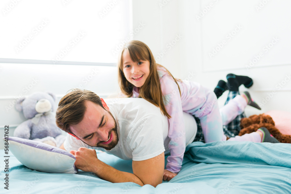 Obraz premium Fun family playing in the morning while in bed