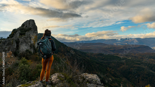 Tableau sur toile Jeune femme contemplative devant la montagne en Cévennes, équipée pour la randon
