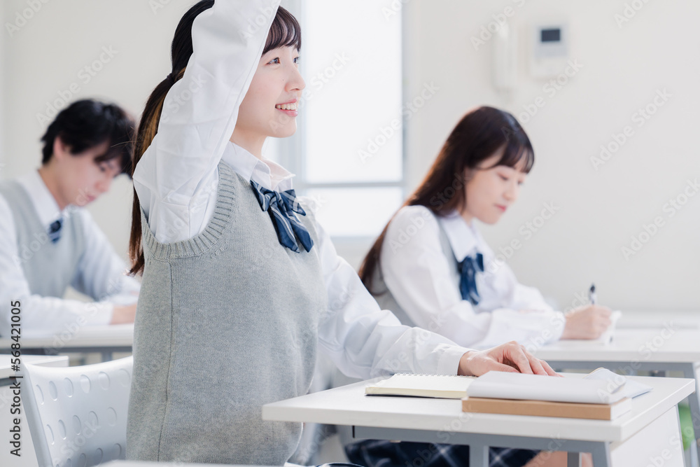 授業中に手を挙げる女子高生