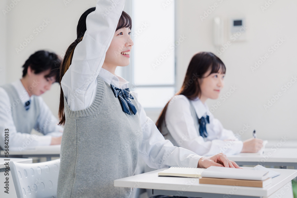 Obraz premium 授業中に手を挙げる女子高生