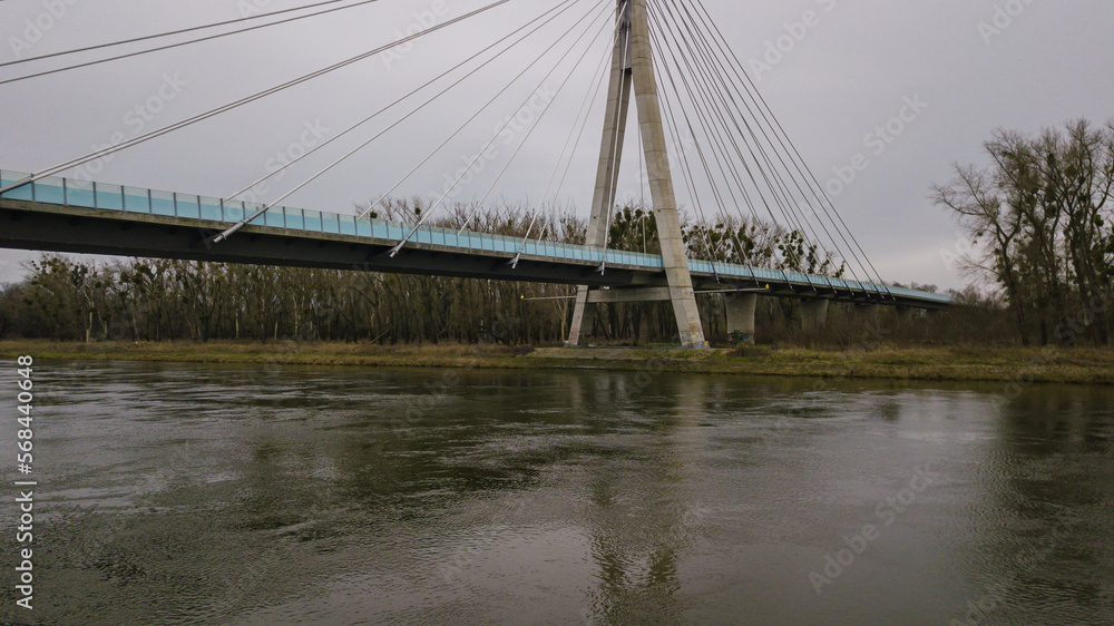Fototapeta premium Eine lange große moderne Brücke über einen Fluss