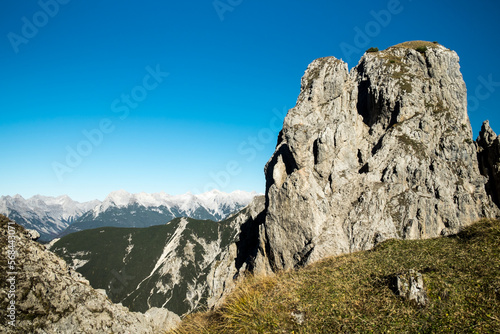 Imposante Felsformationen in wolkenloser Karwendellandschaft photo
