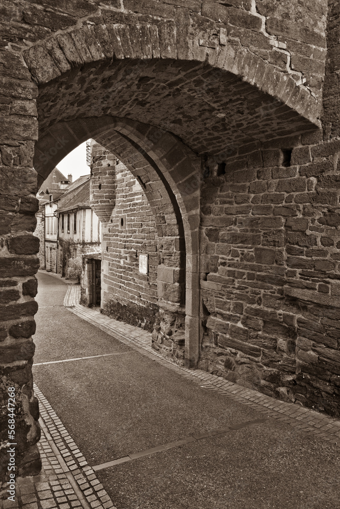 Fototapeta premium Uzerche (Corrèze, France) - Porte Bécharie ou porte Barrachaude