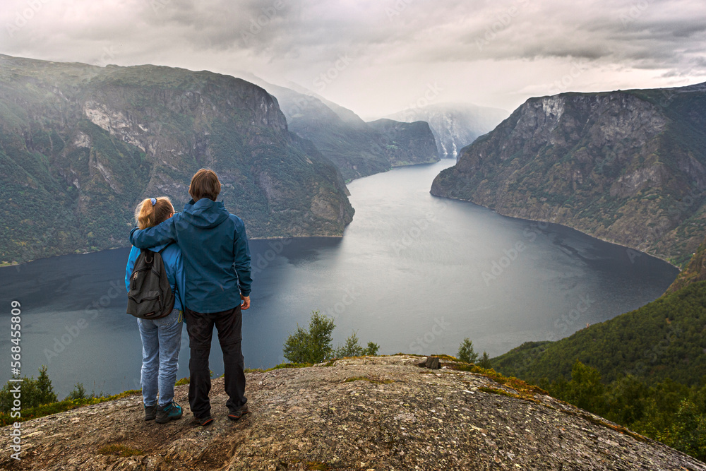 Vater und Tochter schauen vom Berg über den Aurlandsfjord in Norwegen Vater und Tochter schauen vom Berg über den Aurlandsfjord in Norwegen