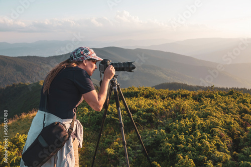 Konstfotografi Woman photographer with tripod