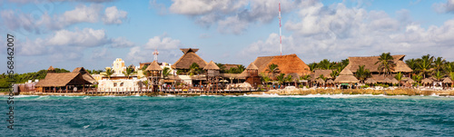 Im Hafen von Costa Maya auf der Insel Yucatan in Mexiko. Panorama-Ansicht von der Pier auf den Ort Mahahual.