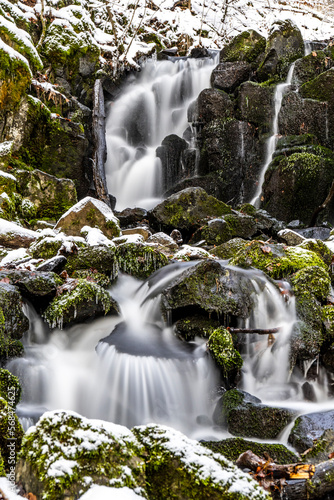 Schneebedeckter Wasserfall in der Hochrh  n- Die Teufelsm  hle bei Bischofsheim 1