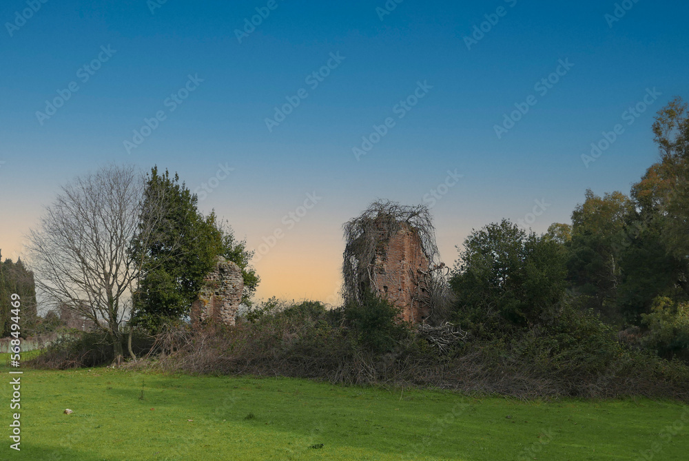 i ruderi sulla via appia antica a roma al tramonto