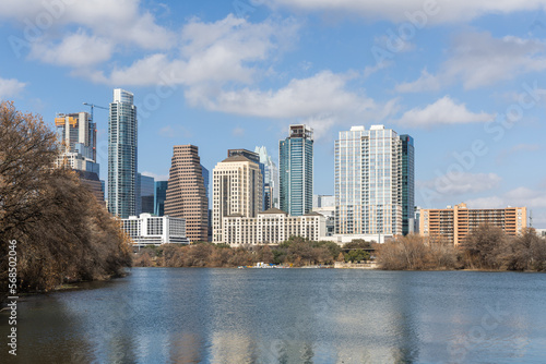 Photo de la ville d Austin au Texas avec la rivi  re Colorado en premier plan.