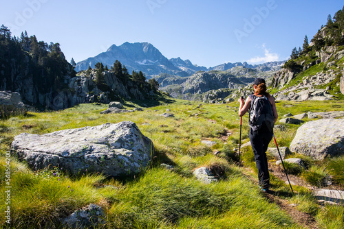 Fotografía Young hiker girl summit to Ratera Peak in Aiguestortes and Sant Maurici National