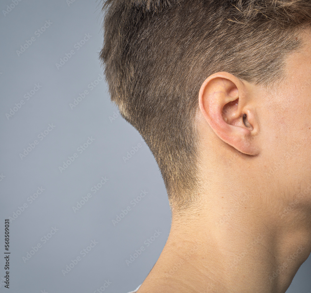 Obraz premium back of the head profile of a man