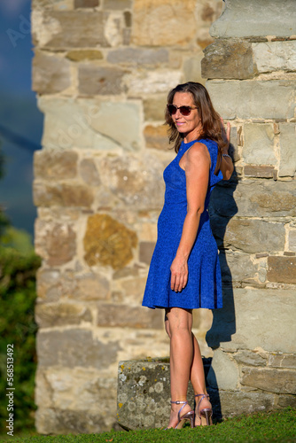 Bella donna abito blu © Giuliano Bianchini