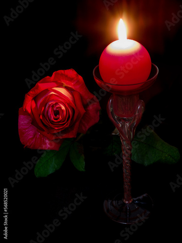 Czerwona róża i czerwona świeczka