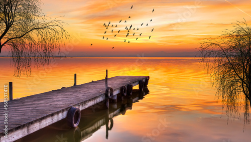 paisaje de un embarcadero en el mar con el amanecer 