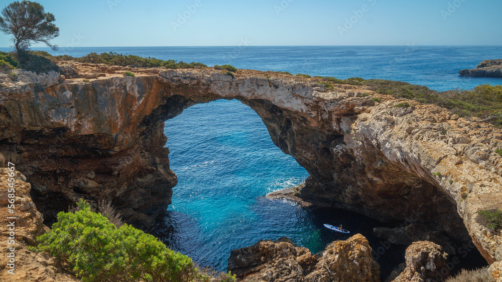Pont natural d'Es Caló Blanc ist eine steinernde natürliche Brücke über einer Grotte auf Mallorca, Belearen, Spanien, Europa