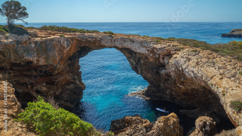 Pont natural d'Es Caló Blanc ist eine steinernde natürliche Brücke über einer Grotte auf Mallorca, Belearen, Spanien, Europa © PietFoto