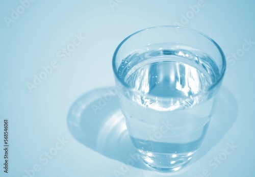 グラスに入った透明のミネラルウォーター水 
